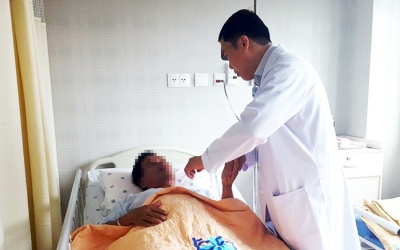 Méo mặt, liệt nửa người vì hút 2 gói thuốc lá mỗi ngày