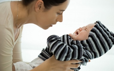 Bé bị mọc nanh sữa mẹ phải làm sao?