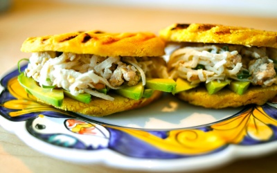Cách làm bánh ngô Arepas nức tiếng Colombia