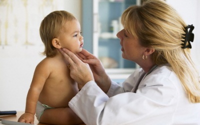 Trẻ bị nổi hạch ở cổ do đâu?