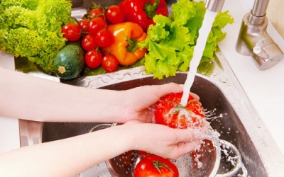Rửa rau củ quả bằng gì là sạch nhất - đố bạn biết đấy!