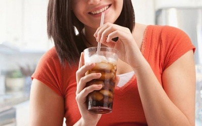 Phụ nữ mang thai có nên uống cocacola?