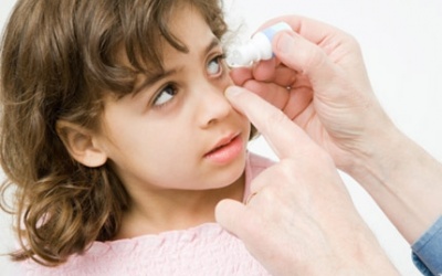 Trẻ bị viêm màng bồ đào điều trị thế nào?