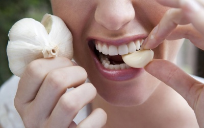 Cách nhanh nhất để át mùi hôi miệng do ăn tỏi