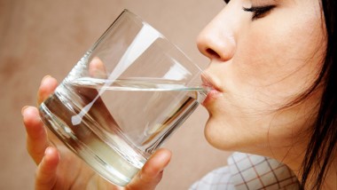 Điều gì xảy ra nếu uống nước ngay khi thức dậy?