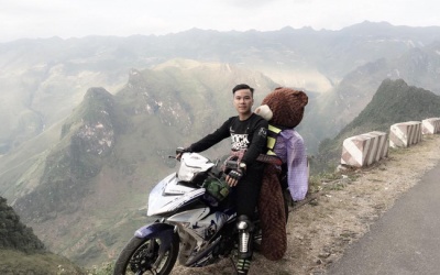 Chàng trai chở gấu bông đi ngắm tam giác mạch