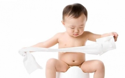 Trẻ đại tiện ra máu là mắc bệnh gì?