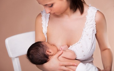 Mẹ bị ung thư vú có cho con bú được không? 