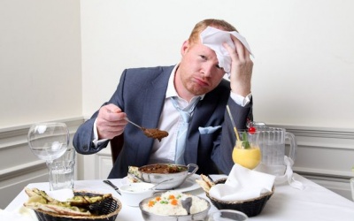 Tại sao nhiều người bị đổ mồ hôi khi ăn?