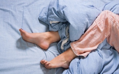 Mẹ phải làm gì khi trẻ bị đau, nhức chân về đêm?