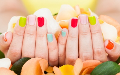 Đau cứng bàn tay phải làm sao?