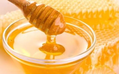 Vì sao không nên cho trẻ ăn muối, đường, mật ong?