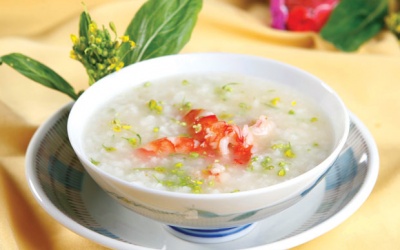 Khi trẻ ho, có cần kiêng ăn thịt gà, tôm?