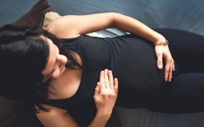 Mẹ bầu nên làm gì để giảm chứng đầy hơi, khó chịu?