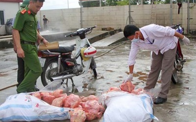 Hơn 2 tạ thịt gà hôi thối chuẩn bị đến quán ăn