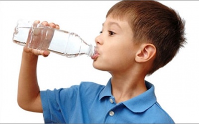 Bé 4 tuổi nhập viện vì uống nhầm nước rửa móng tay 