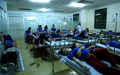 Hàng trăm công nhân nhập viện nghi ngộ độc thực phẩm sau bữa ăn chiều