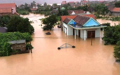 Áp thấp nhiệt đới tiến sát đất liền, lũ miền Trung lên cao