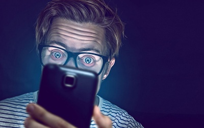 Dễ mù lòa vì ánh sáng xanh từ các màn hình thiết bị điện tử 