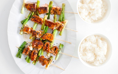 Ngày cuối tuần làm món cá hồi nướng xiên que sốt Teriyaki