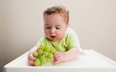Trẻ mấy tháng tuổi được ăn hoa quả?
