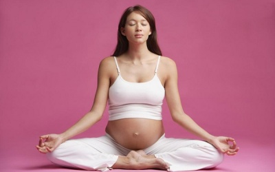 Tại sao tập yoga giúp mẹ bầu giảm đau và dễ sinh hơn?