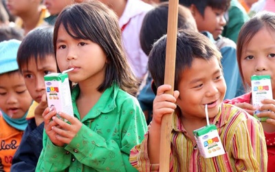 Học sinh trường dân tộc nghèo nhất Đắk Nông được trao sữa học đường