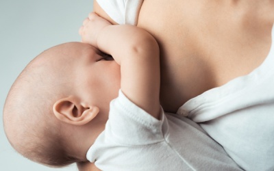 Làm gì để giúp bé giảm đau khi tiêm?