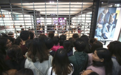 Dân công sở chen chân 'săn' khuyến mãi ngày Black Friday