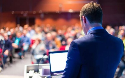 Làm gì để giảm run tay chân khi lo lắng, đứng trước đám đông?