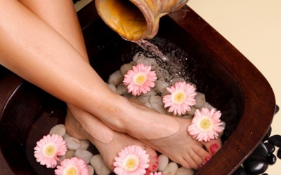 Lợi ích không ngờ khi ngâm chân bằng nước muối ấm