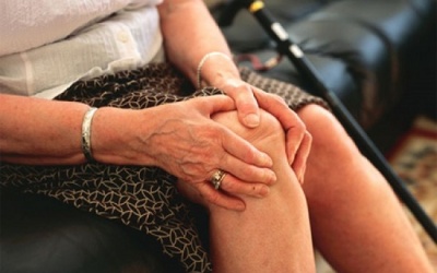 Nguyên nhân nào gây ra các triệu chứng khó chịu của viêm khớp dạng thấp?