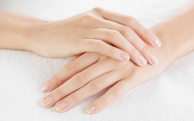 Mẹo làm sạch và trắng móng tay đơn giản