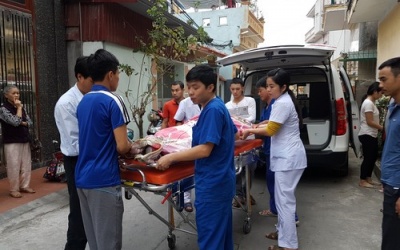 Bác sỹ biến gác xép thành phòng mổ kịp cứu người bị vỡ thai