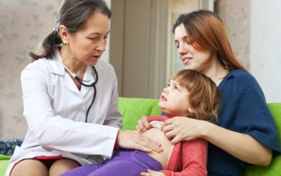 Trẻ bị đau bụng kéo dài có thể do động kinh