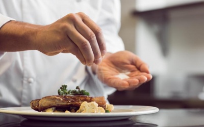Ăn quá ít muối hại chẳng kém gì ăn nhiều!
