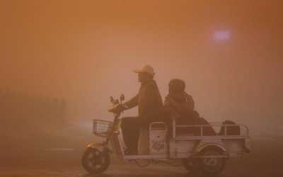 Cận cảnh cuộc sống trong khói mù ô nhiễm đang báo động đỏ ở Trung Quốc