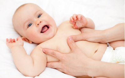 Mẹ cần làm gì khi trẻ sơ sinh bị táo bón?
