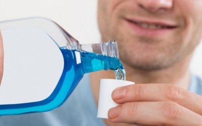 Nước súc miệng giúp “tiêu diệt” vi khuẩn gây bệnh lậu?
