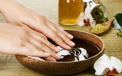Bạn đã thử dùng dầu olive để nuôi dưỡng móng nhanh dài?