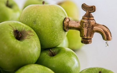 Làm nước ép táo để thải độc và phòng nhiều bệnh