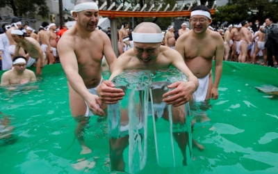 Nhật Bản: Mặc khố, tắm nước đá dưới nhiệt độ 2 độ C đón năm mới 2017