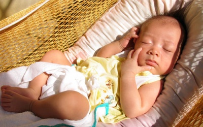 Cho bé uống vitamin D thay vì tắm nắng được không?