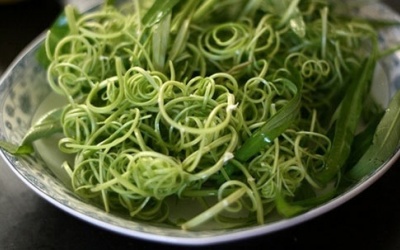 Ăn rau muống chưa chín có bị xơ gan?