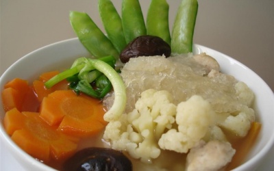 Canh bóng nấu thả hài hòa mâm cỗ Tết. 