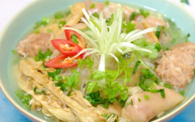 Cỗ Tết tròn vị với canh măng khô nấu móng giò 