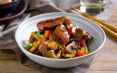 Móng giò hầm tiêu đen nóng hổi