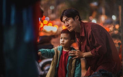 Thổn thức với bộ ảnh tình cha con trong cái Tết nghèo