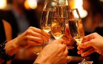 Người huyết áp thấp có nên uống rượu?