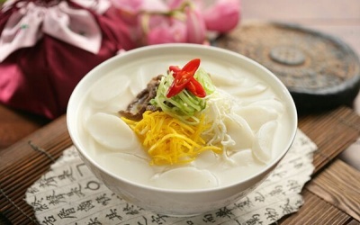 Tại sao người Hàn lại ăn canh tteokguk trong ngày đầu năm mới?